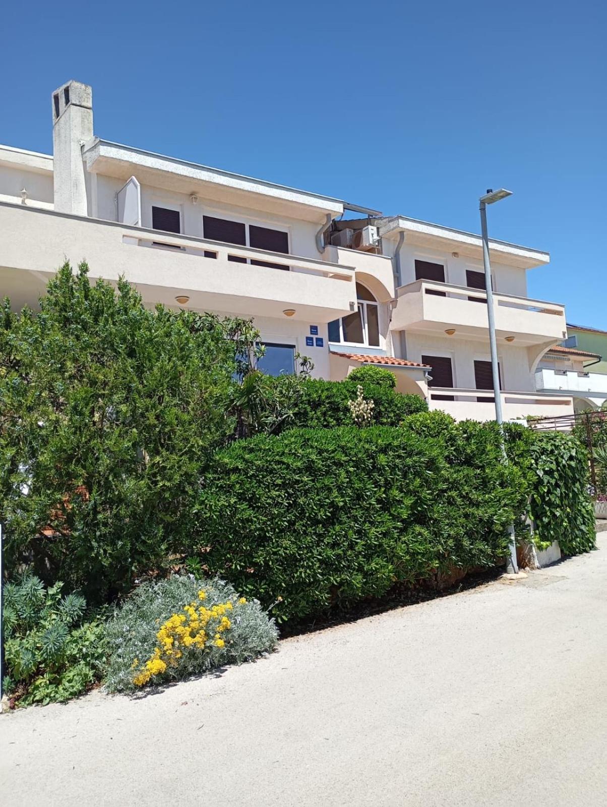 Rooms Helena Krk Town Exterior foto
