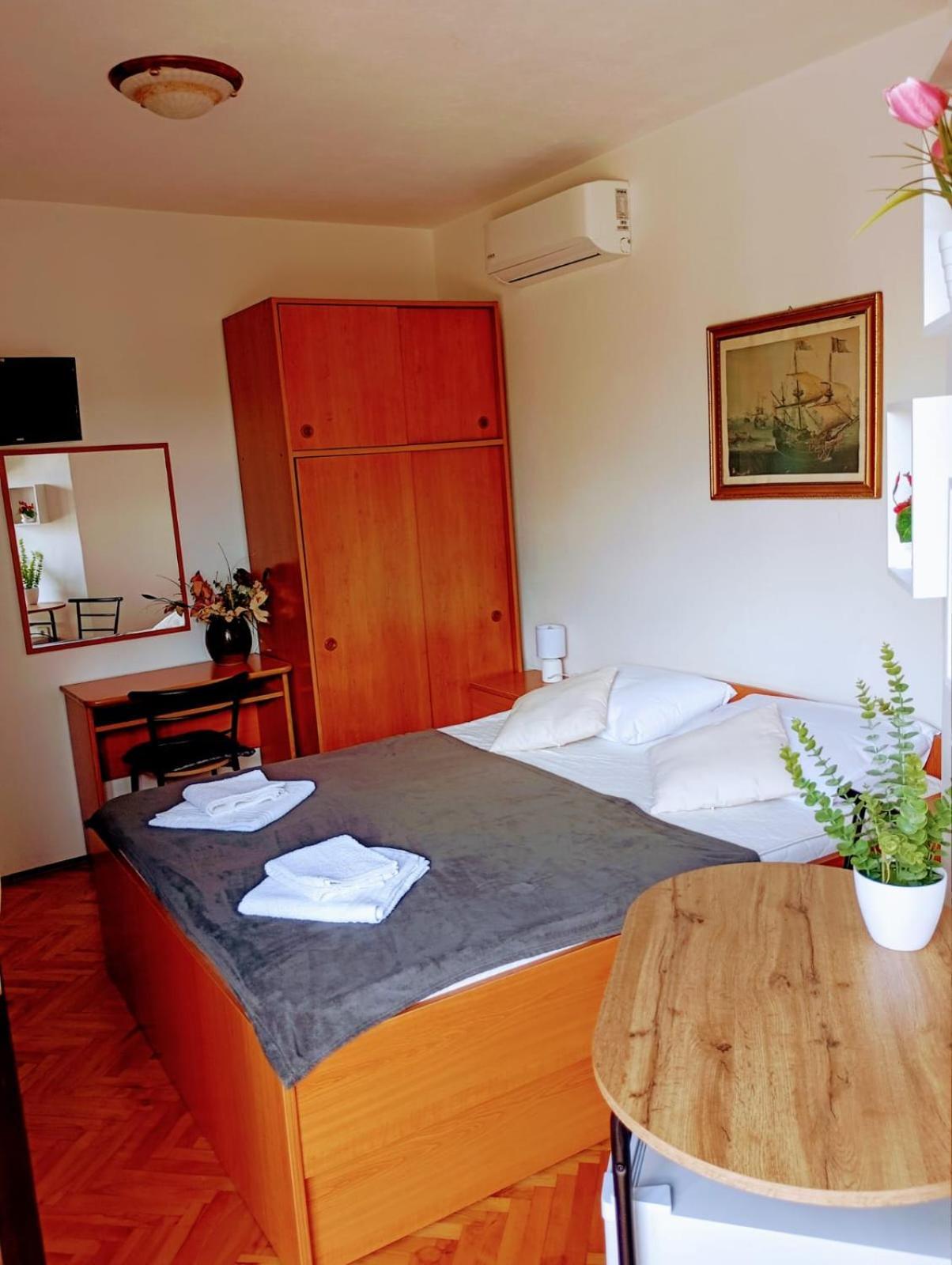 Rooms Helena Krk Town Exterior foto