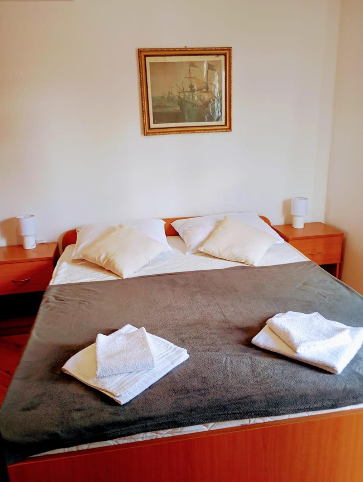 Rooms Helena Krk Town Exterior foto