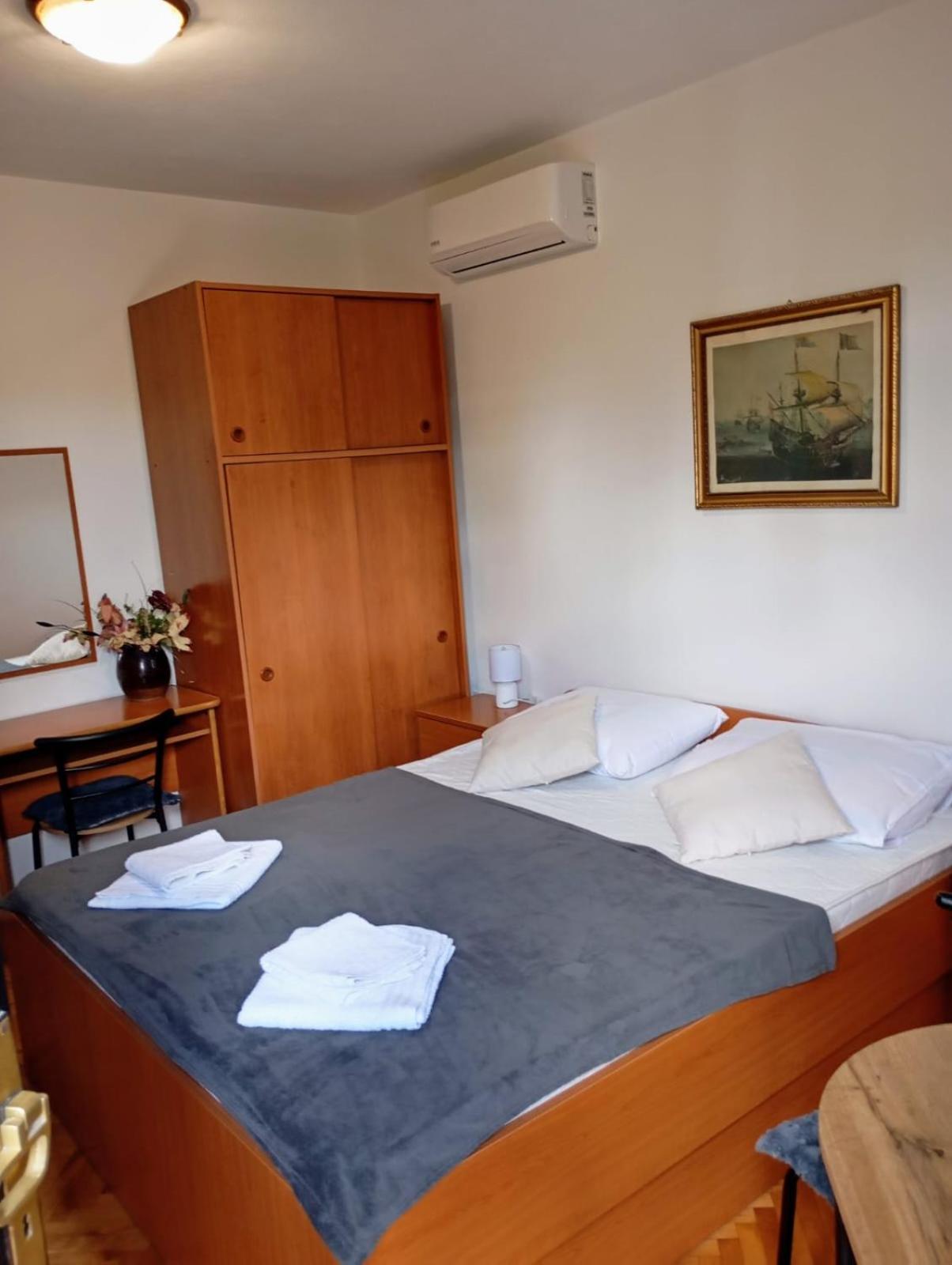 Rooms Helena Krk Town Exterior foto