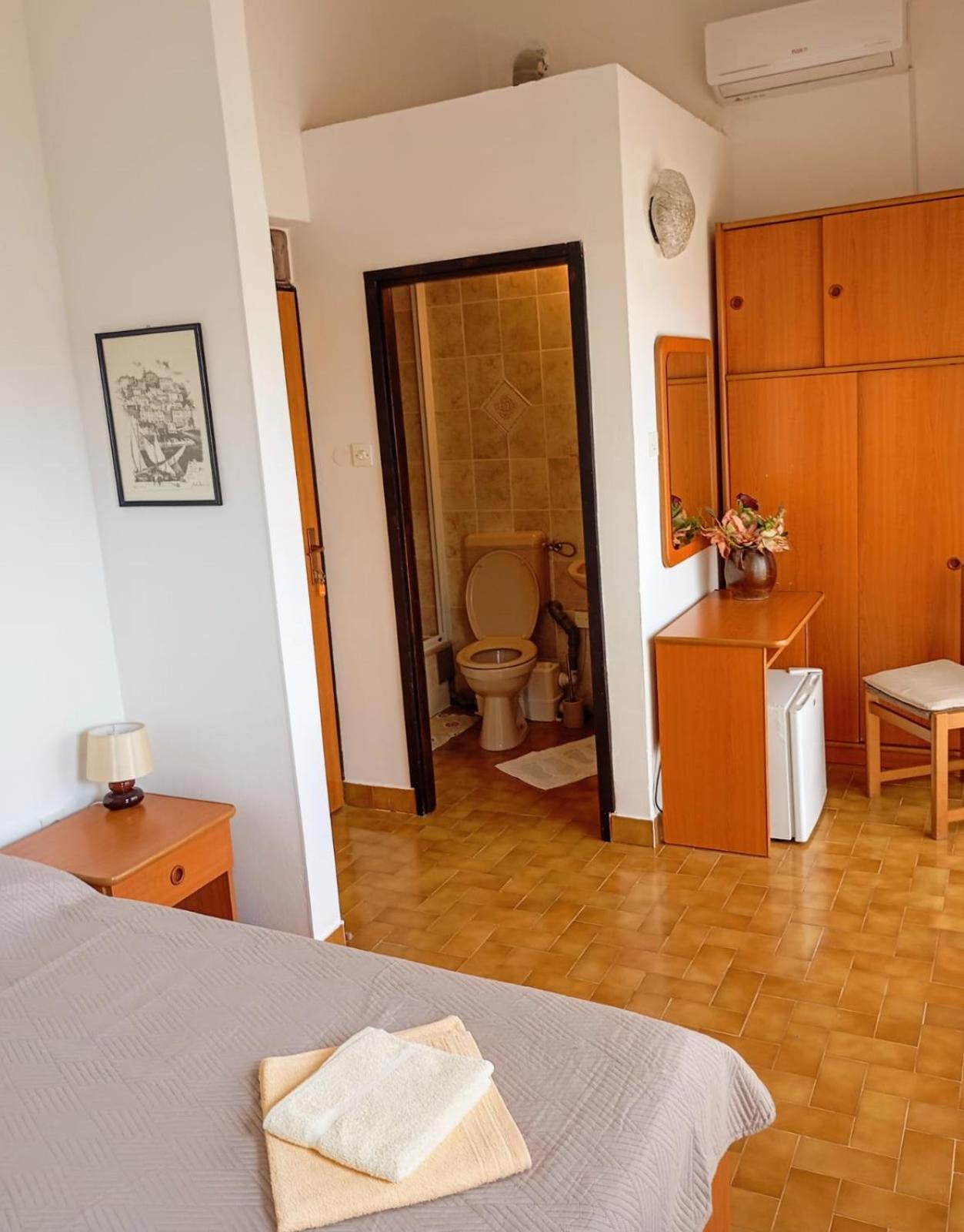 Rooms Helena Krk Town Exterior foto