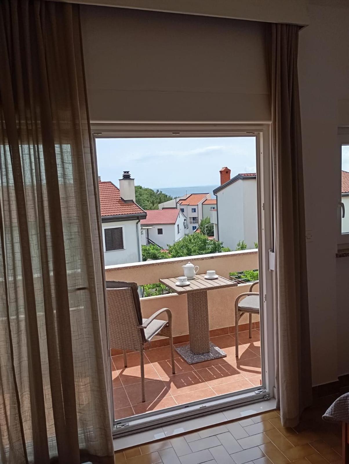 Rooms Helena Krk Town Exterior foto